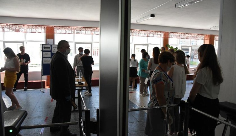 Выпускники калужских школ сдают ЕГЭ по обществознанию и химии