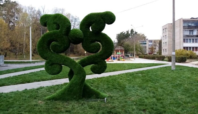 В Жуковском районе установили фигуры-топиари