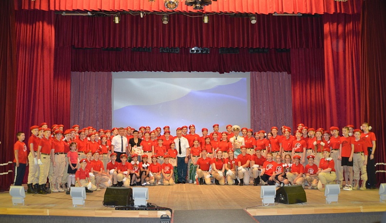 На Кировской сцене выступил ансамбль «Юные патриоты»