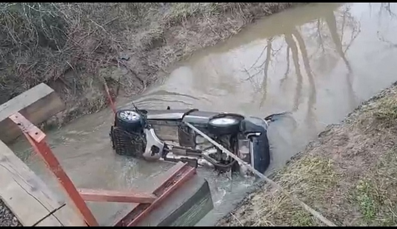 В Малоярославецком районе иномарка с ребенком улетела в реку