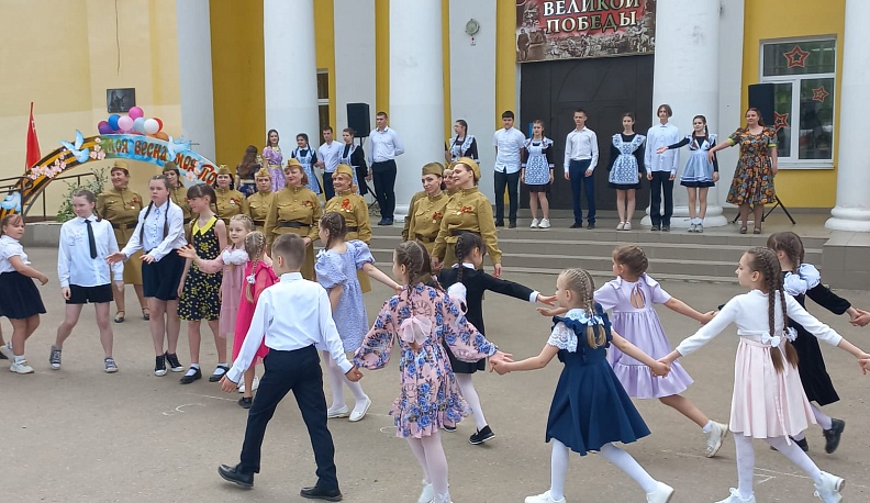 В Мосальске станцевали Вальс Победы