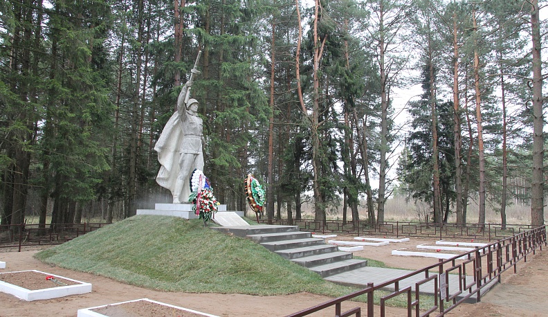 Хранить покой ушедших героев