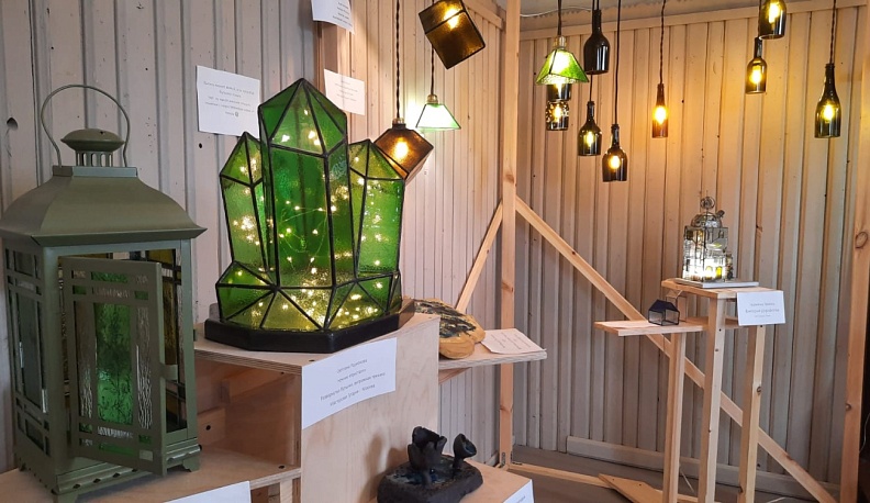 В Тарусе показывают шедевры из бутылок