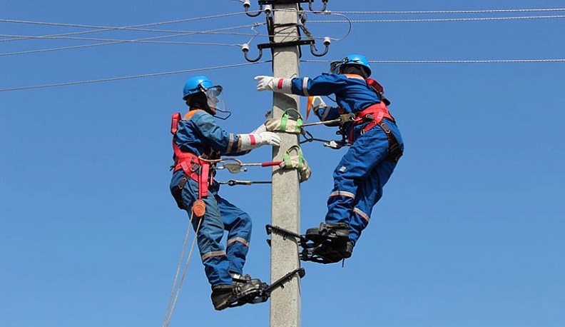 Калужские энергетики восстановили электроснабжение в Жуковском и Малоярославецком районах