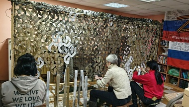 За три года работы добровольческая группа «Кондрово НАШИМ» сплела более 1900 маскировочных сетей