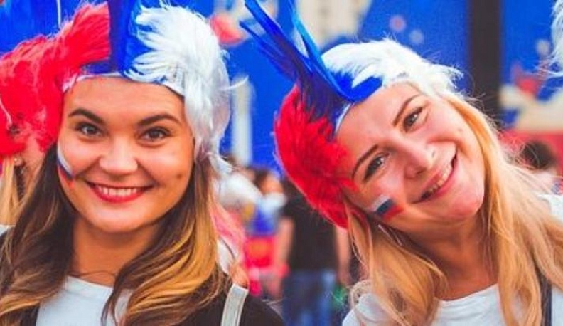 В день Государственного флага барятинцы рисуют триколор аквагримом 