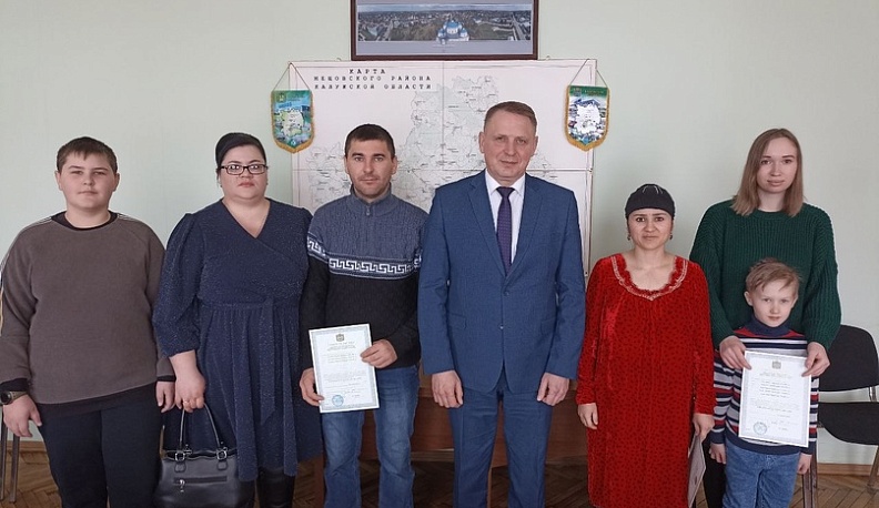 Три молодые семьи из Мещовского района смогут улучшить свои жилищные условия