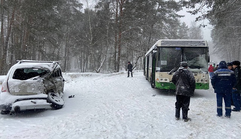 В Калуге при столкновении с автобусом погиб водитель легковушки