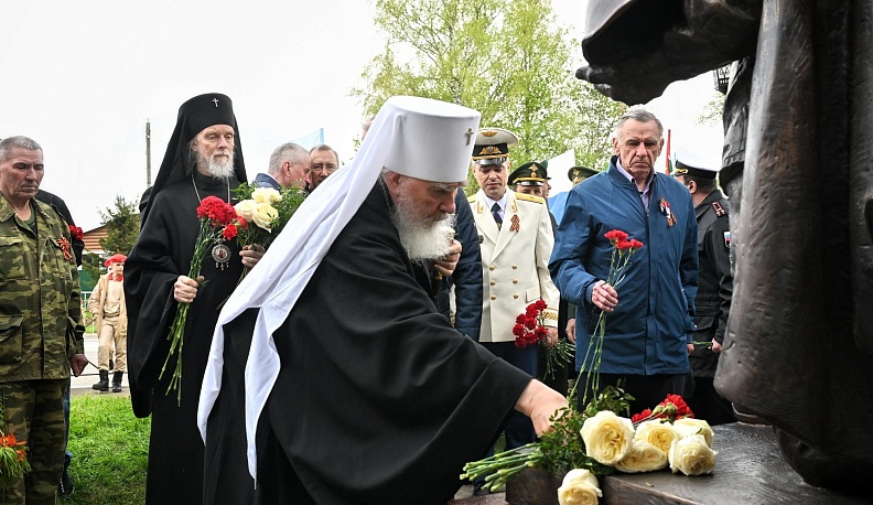 В Куйбышевском районе накануне 80-летия Великой Победы открыли памятник «Защитникам Отечества»