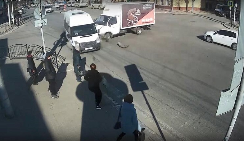 В центре Калуги столкнулись грузовик и маршрутка