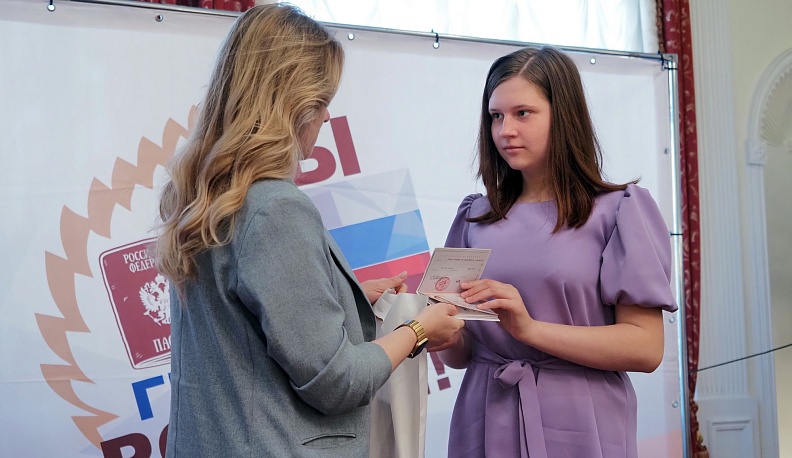 Накануне Дня России калужским школьникам вручили паспорта