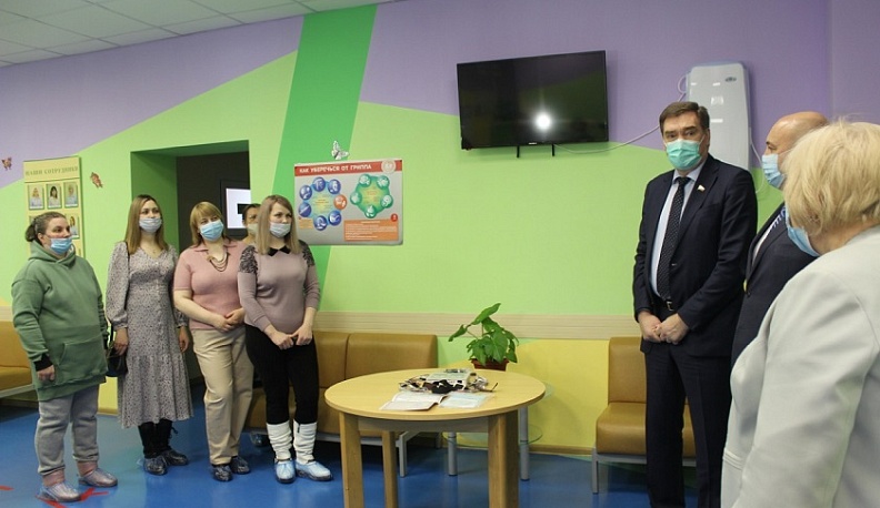 Сенатор Александр Савин приобрел микрополяризатор для калужской детской поликлиники