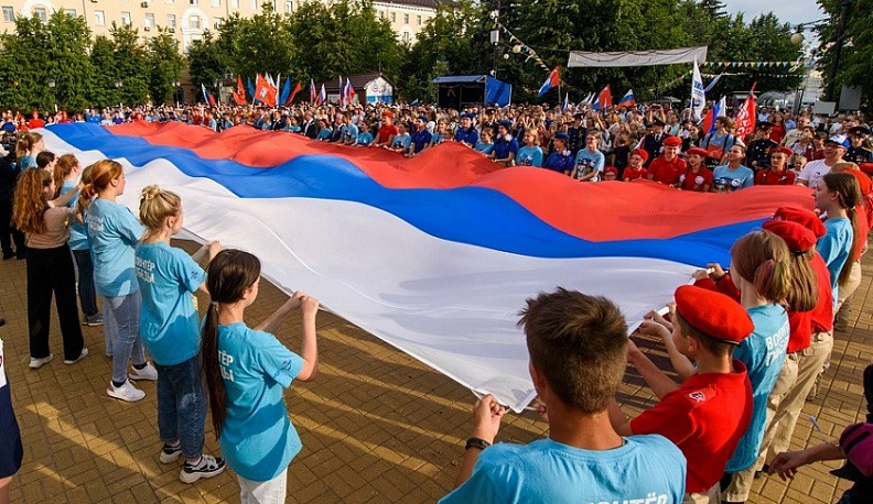 Общество «Знание» присоединится к празднованию Дня Государственного флага России