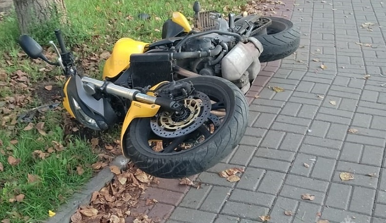 В Калуге дорогу не поделили легковушка и мотоцикл