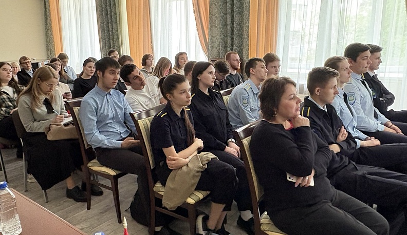 В Калуге, в «Белинке» прошла онлайн презентация книги со статьями иностранных корреспондентов периода Великой Отечественной войны 