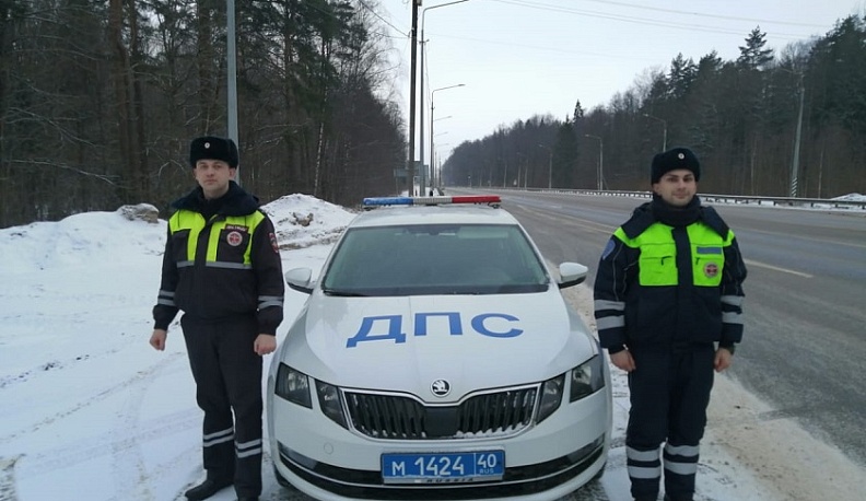 В Калужской области сотрудники ГИБДД спасли мужчине жизнь