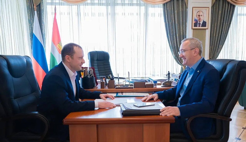 Владислав Шапша провел рабочий разговор со своим заместителем Александром Шляпниковым 