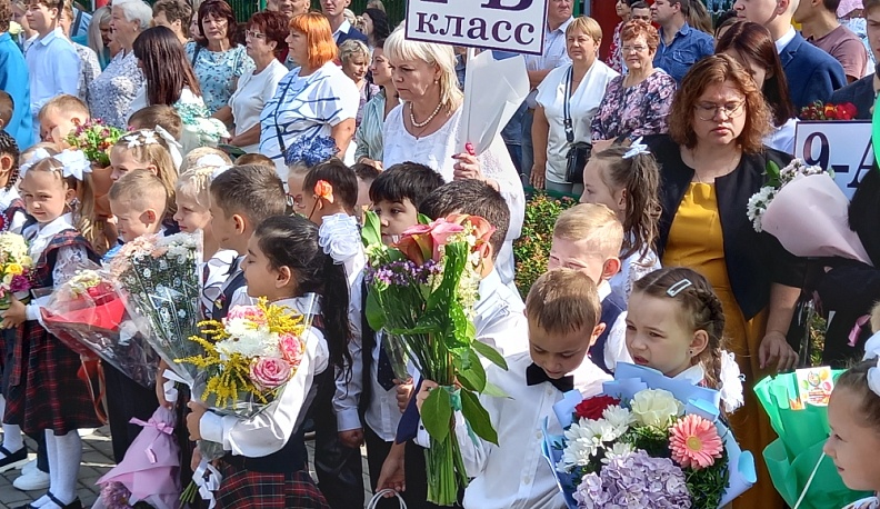 Председатель Законодательного Собрания  Калужской области Геннадий Новосельцев посетил кондровскую школу в День знаний