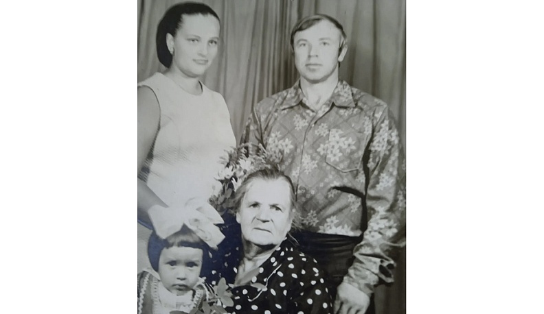 Наталья Плечистая  с родителями Галиной  и Цезарем и бабушкой по папиной линии.