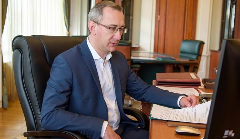 Владислав Шапша поручил до 1 мая произвести все выплаты медработникам, оказывающим помощь пациентам с коронавирусом