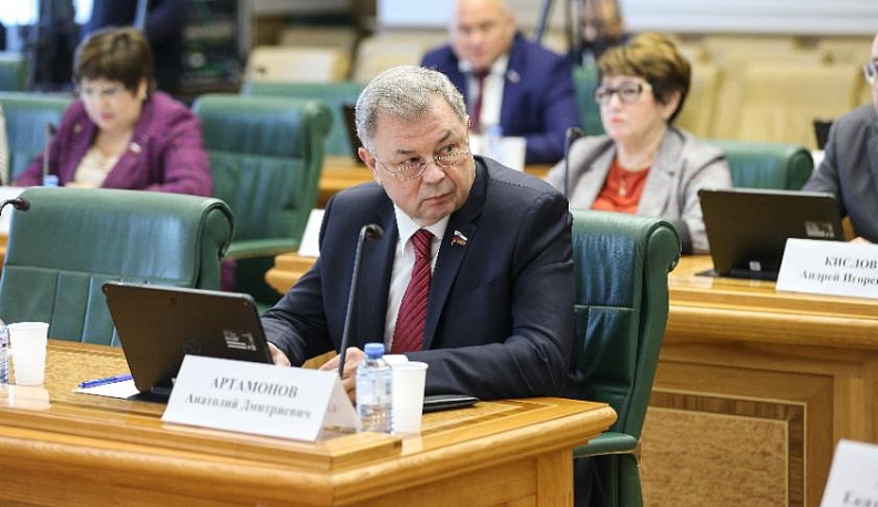 Анатолий Артамонов принял участие в «Открытом диалоге» с главой Росприроднадзора Светланой Радионовой