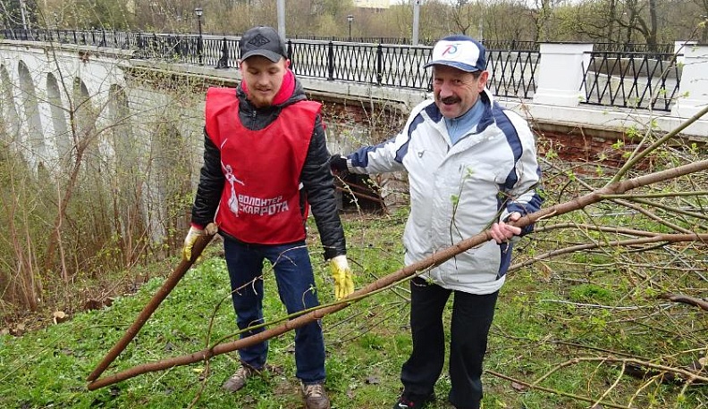Геннадий Скляр принял участие в субботнике в Березуйском овраге в Калуге