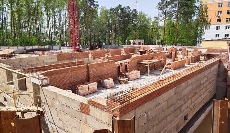 В Калуге возводят цокольный этаж будущей детской областной больницы 