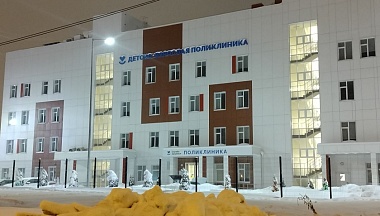 Более 16 часов потратили городские службы на уборку снега возле Детско-взрослой поликлиники на Правобережье