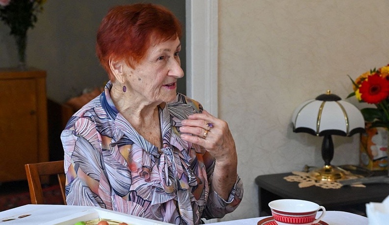 95-летний ветеран передала Владиславу Шапше папку с обращениями обнинцев