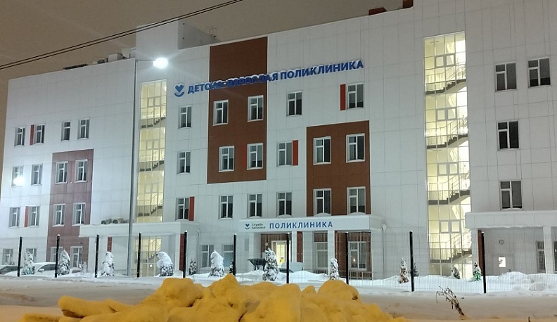 Более 16 часов потратили городские службы на уборку снега возле Детско-взрослой поликлиники на Правобережье