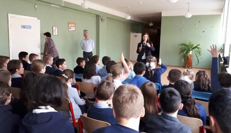 В Жуковском районе сотрудники полиции рассказали детям о правилах дорожного движения