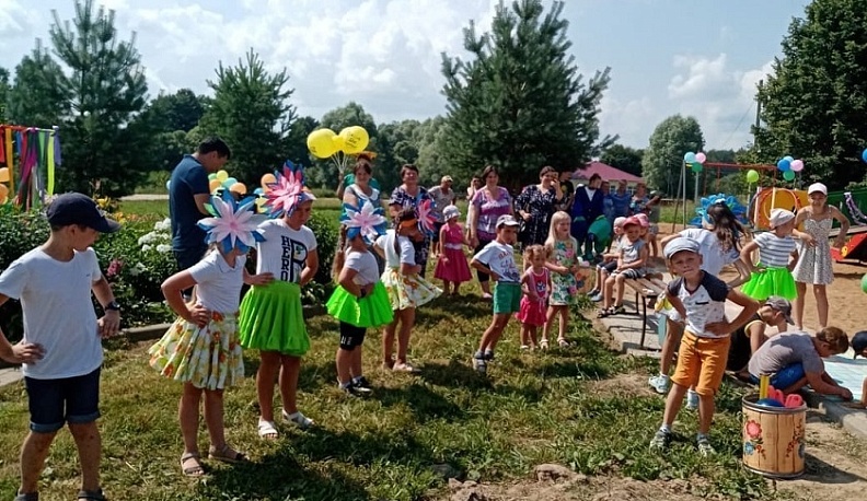 Ольга Коробова посетила новую детскую площадку в Мосальском районе