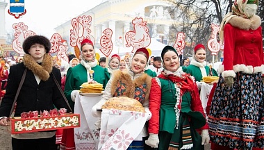 Более 10 тысяч калужан посетили масленичные гуляния на Театральной площади