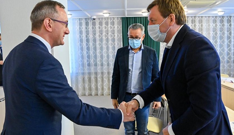 Владислав Шапша провел рабочую встречу с руководством компании «Кроношпан Калуга»