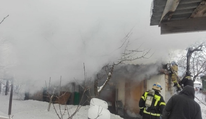 В Жуковском районе сгорел сарай