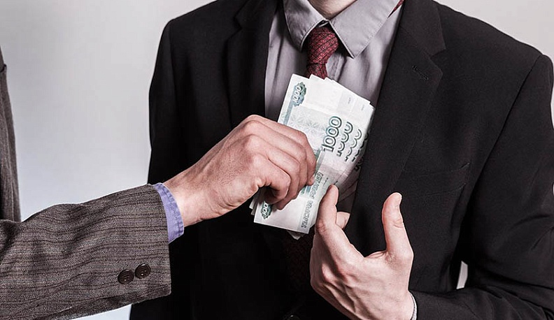 Калужский чиновник попался на взятке за согласие принять очистку водоема без проверки