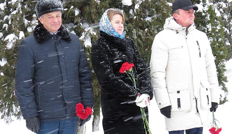 Ольга Коробова подарила девочке из кировской приемной семьи велосипед