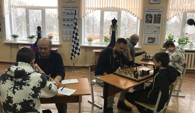 Шахматный клуб «Брынская ладья» провел турнир между командами школьников и выпускников