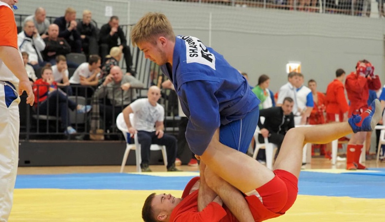 В Калуге стартовал чемпионат ЦФО по самбо среди юниоров и мужчин