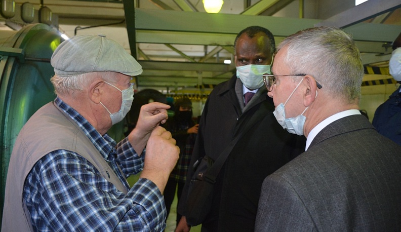 В Боровском районе посла Уганды накормили винегретом