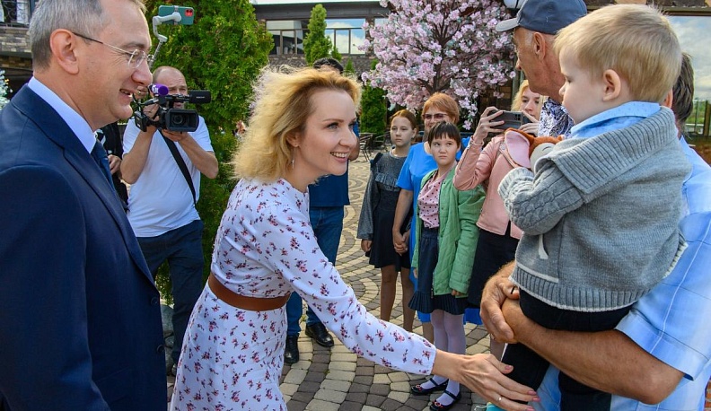 В одну семью