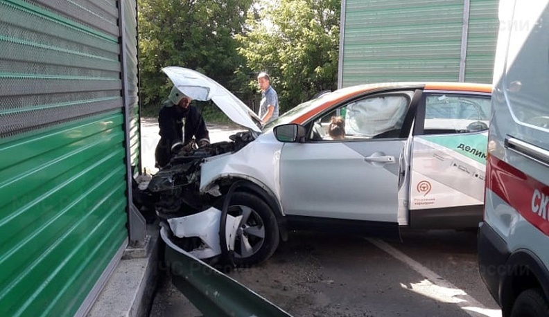 Под Детчино каршеринговый «Ниссан» влетел в отбойник