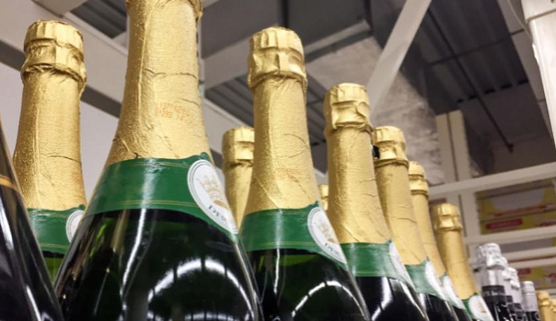 В калужском кафе полицейские изъяли 100 литров алкоголя 