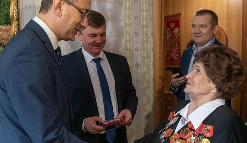 Владислав Шапша вручил ветерану юбилейную медаль 