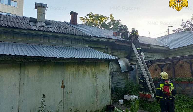 В Калуге утром загорелось кафе