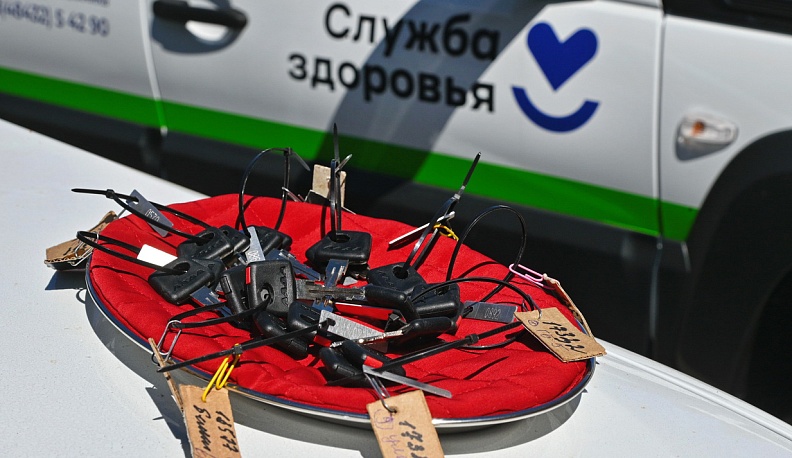 Калужским районным и городским больницам передали еще 11 машин