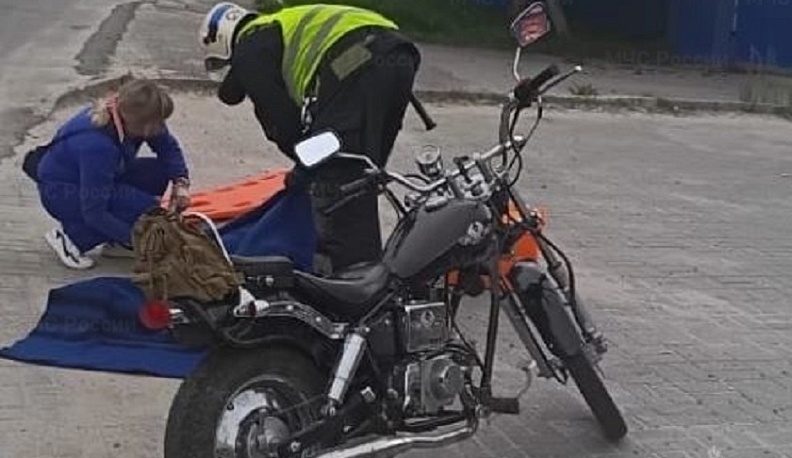 В Калуге в ДТП перевернулся мопед