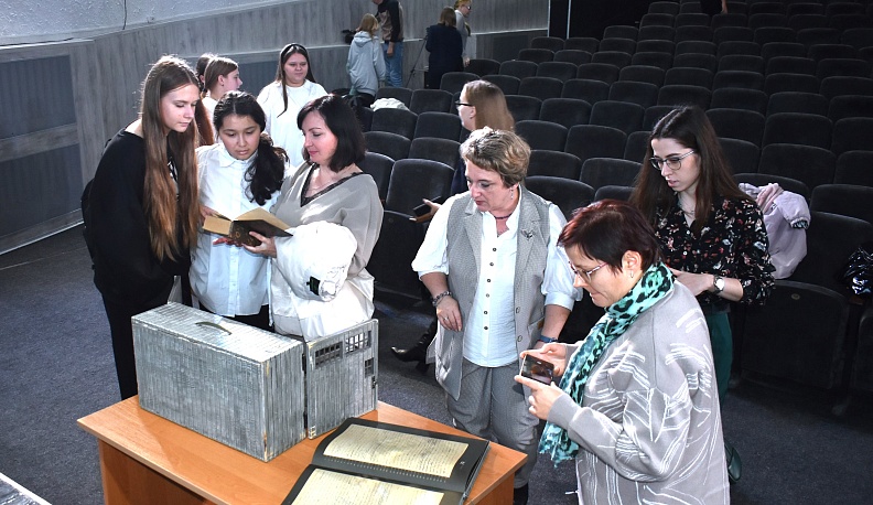 В Кирове молодежи представили факсимильные издания Достоевского и Чехова