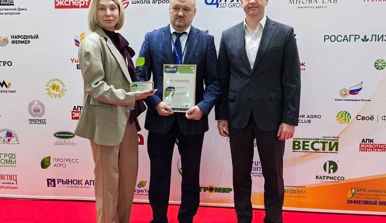  Александр Хаимский (в центре) на награждении.