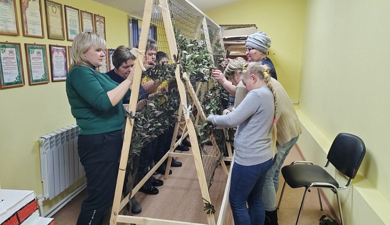 В Износковском районе открылся еще один пункт плетения маскировочных сетей